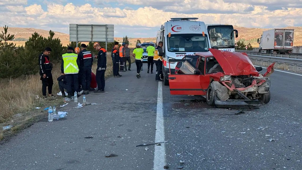 Sivas'ta Feci Kaza: Otomobil TIR'ına Çarptı, 6 Yaralı